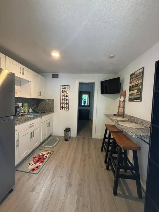 Quiet & Centrally Located House - Private Parking, Laundry And Storage For Luggage Miami Exterior photo